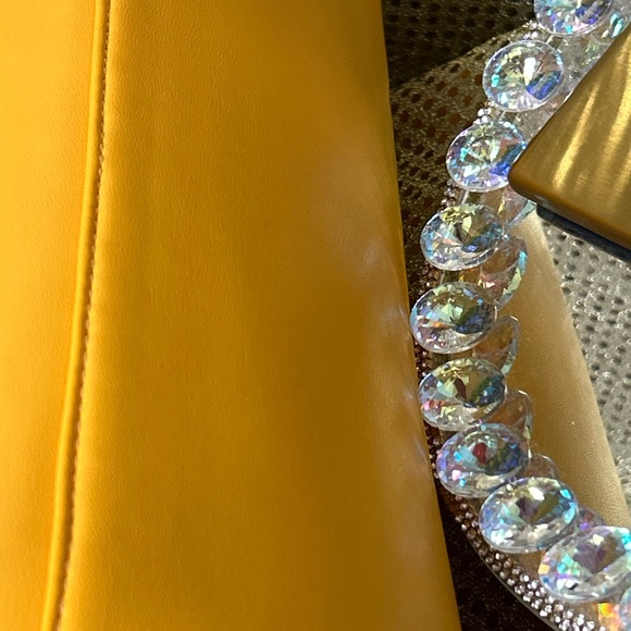 Badgley Mischka Yellow Shoulder/Crossbody Bag Approx. 12 x 10 x 4 - Picture 10 of 17